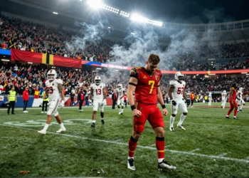 Jugador belga con jersey rojo celebra con los puños apretados en el estadio del Mundial 2026 tras eliminar a Estados Unidos
