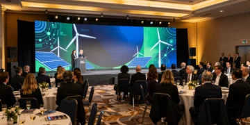 Ceremonia de gala de La Noche de la Energía en Madrid con profesionales del sector energético en un salón iluminado