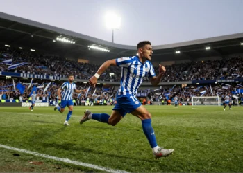 Aubameyang en plena carrera sobre el césped del Nuevo Tartiere ante miles de aficionados del Dépor