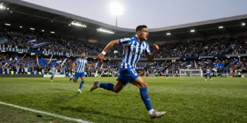 Aubameyang en plena carrera sobre el césped del Nuevo Tartiere ante miles de aficionados del Dépor