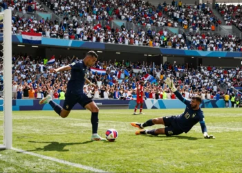 Mbappé lanza un penalti ante Paraguay en el Mundial, igualando a Messi como máximo goleador en la historia de los Mundiales