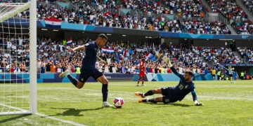 Mbappé lanza un penalti ante Paraguay en el Mundial, igualando a Messi como máximo goleador en la historia de los Mundiales