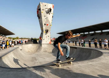 Skater español en plena acrobacia en el festival GRAVITEO de deportes urbanos en el Circuit de Barcelona-Catalunya
