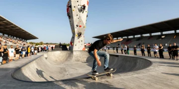 Skater español en plena acrobacia en el festival GRAVITEO de deportes urbanos en el Circuit de Barcelona-Catalunya