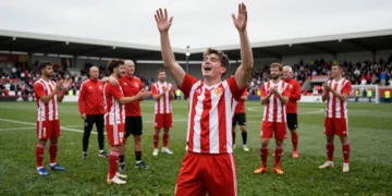 Joven con discapacidad intelectual celebra un gol con compañeros en el césped del estadio del Sporting de Gijón