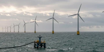 Parque eólico marino frente a la costa escocesa con infraestructura submarina visible en primer plano