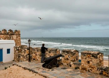 Viajero contemplando el Atlántico desde las murallas de la Sqala de la Ville en Essaouira, Marruecos