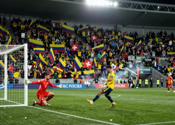 Portero suizo en camiseta roja se lanza durante la tanda de penaltis ante Colombia en el Mundial 2026 en Vancouver