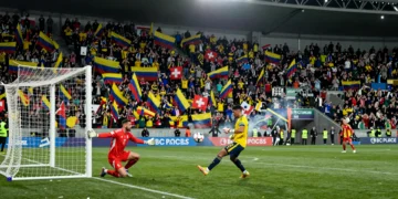 Portero suizo en camiseta roja se lanza durante la tanda de penaltis ante Colombia en el Mundial 2026 en Vancouver