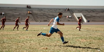 Aubameyang sprint en solitario con camiseta blanca y azul del Deportivo ante defensores del Lugo en amistoso de pretemporada