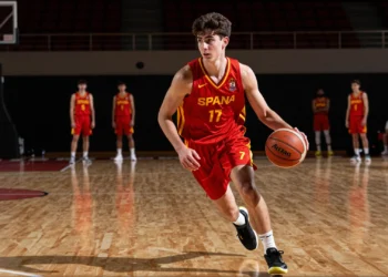 Mario Saint-Supéry, base español de 18 años, conduce el balón con la camiseta roja de la selección española de baloncesto