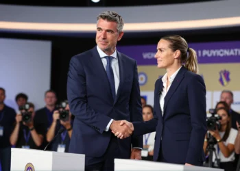 Pau Gasol estrecha la mano de una dirigente del fútbol femenino en rueda de prensa tras invertir 55 millones en la Liga F