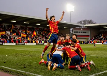 Jugadores de la selección española sub-19 celebran eufóricos en el césped tras ganar la final del Europeo ante Alemania