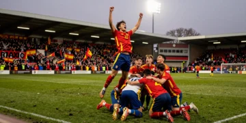 Jugadores de la selección española sub-19 celebran eufóricos en el césped tras ganar la final del Europeo ante Alemania