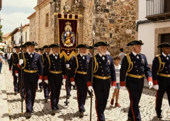 Procesión militar religiosa con uniformes del siglo XVIII y picas en calles empedradas de Guadalajara