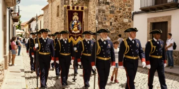 Procesión militar religiosa con uniformes del siglo XVIII y picas en calles empedradas de Guadalajara