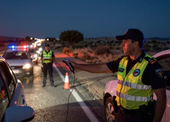 Agente de la Guardia Civil realiza control de alcoholemia nocturno en carretera de Murcia con alcoholímetro