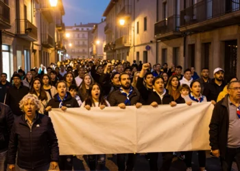 Miles de aficionados del Deportivo de A Coruña marchan por las calles históricas de la ciudad reclamando su lugar en Riazor