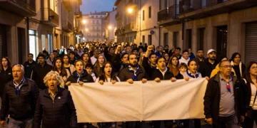 Miles de aficionados del Deportivo de A Coruña marchan por las calles históricas de la ciudad reclamando su lugar en Riazor