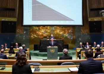 Diplomático español en el podio de la Asamblea General de la ONU presentando el modelo de seguridad vial de España