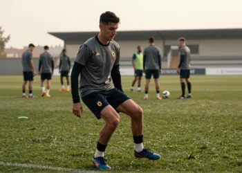 Yeremay realiza ejercicios de rehabilitación solo en el césped durante una sesión matinal de entrenamiento del Deportivo