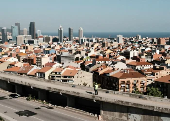Vista aérea de Barcelona con infraestructura deteriorada, simbolizando el déficit de inversión estatal en Catalunya