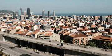 Vista aérea de Barcelona con infraestructura deteriorada, simbolizando el déficit de inversión estatal en Catalunya