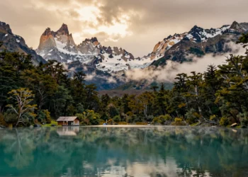 Lago Tagua Tagua turquesa reflejando bosques de alerce milenarios y cumbres nevadas de los Andes en el Valle del Puelo