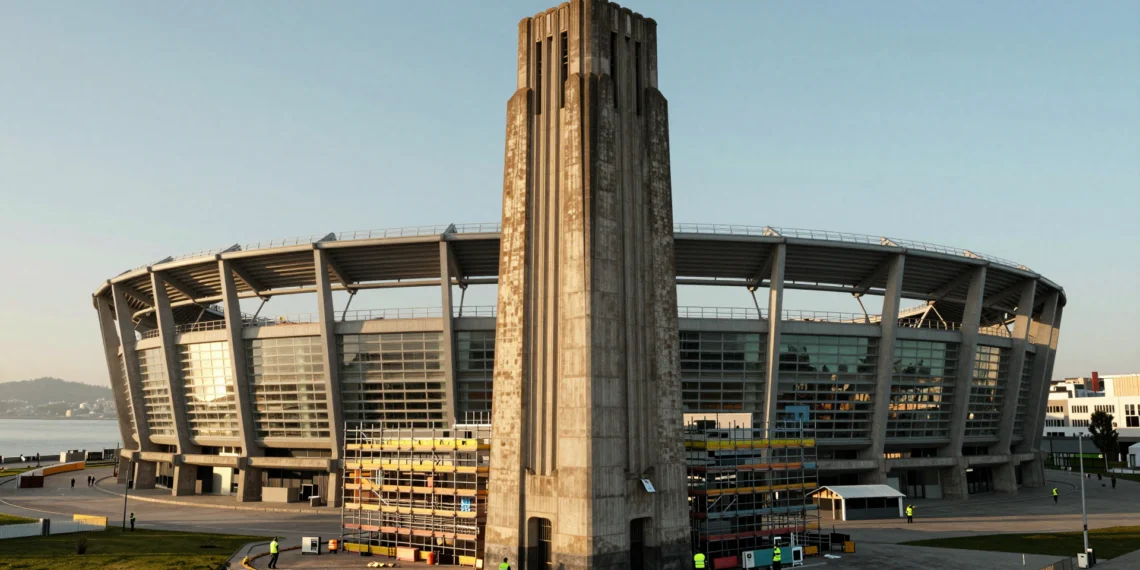 Torre de Marathón del estadio de Riazor en A Coruña con andamios de restauración y las modernas tribunas al fondo