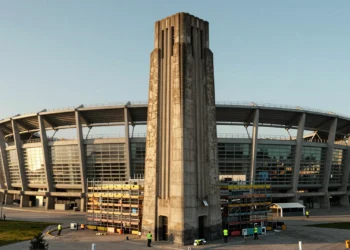 Torre de Marathón del estadio de Riazor en A Coruña con andamios de restauración y las modernas tribunas al fondo
