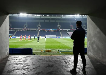 Entrenador de Francia de espaldas analiza táctica en túnel de estadio antes de semifinal del Mundial