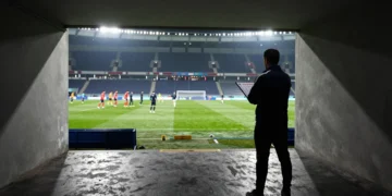 Entrenador de Francia de espaldas analiza táctica en túnel de estadio antes de semifinal del Mundial