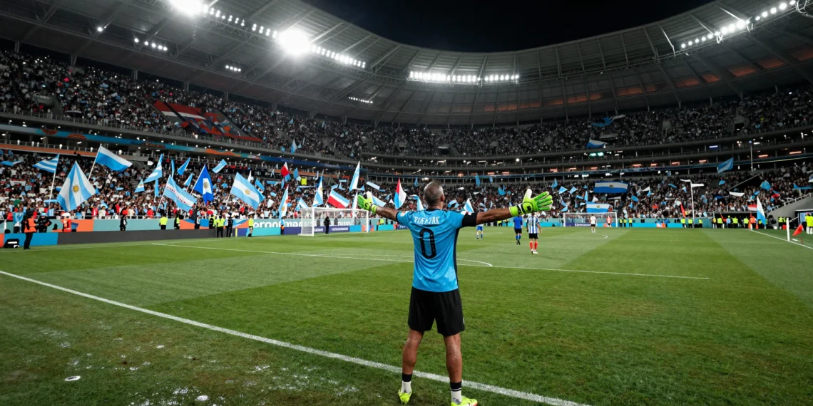 Portero de Cabo Verde con guantes verdes desafía a la multitud argentina en el Hard Rock Stadium de Miami
