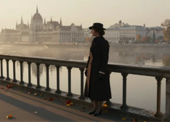Mujer elegante del siglo XIX contempla el Danubio desde el Puente de las Cadenas de Budapest al amanecer