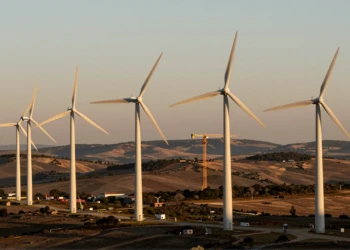 Parque eólico español al atardecer con turbinas modernas y antiguas en proceso de repotenciación en Castilla y León