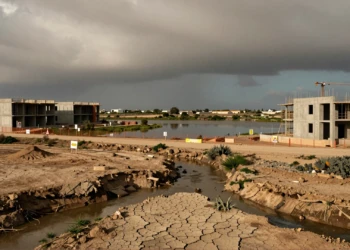 Urbanización en construcción abandonada junto a ramblas secas y humedal costero en zona inundable del sureste de España