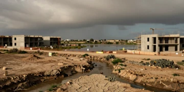 Urbanización en construcción abandonada junto a ramblas secas y humedal costero en zona inundable del sureste de España