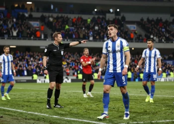 Jugador del Dépor protesta ante el árbitro tras la señalización de un penalti polémico en el estadio de Málaga