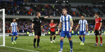 Jugador del Dépor protesta ante el árbitro tras la señalización de un penalti polémico en el estadio de Málaga