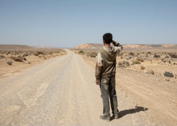 Menor migrante solo en una carretera desértica de Marruecos tras ser devuelto desde Ceuta, sin móvil ni pertenencias