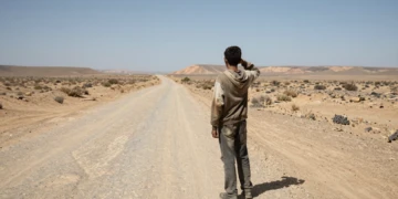 Menor migrante solo en una carretera desértica de Marruecos tras ser devuelto desde Ceuta, sin móvil ni pertenencias