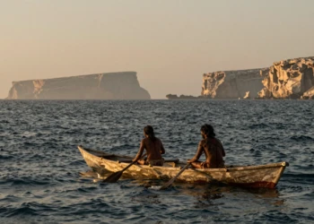 Cazadores-recolectores mesolíticos en canoa de madera cruzando el mar Mediterráneo hacia Malta hace 8.500 años