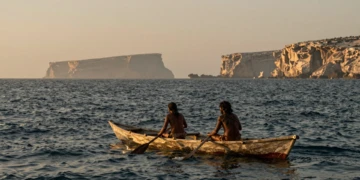 Cazadores-recolectores mesolíticos en canoa de madera cruzando el mar Mediterráneo hacia Malta hace 8.500 años