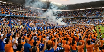 Marea naranja de protesta y aficionados de azul y blanco celebran el ascenso del Deportivo en Riazor