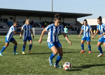 Jugadoras del Dépor Abanca con equipación azul y blanca entrenando en el césped durante la pretemporada de Liga F