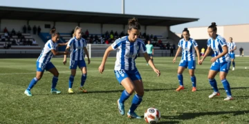 Jugadoras del Dépor Abanca con equipación azul y blanca entrenando en el césped durante la pretemporada de Liga F