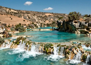 Lagunas de Ruidera en La Mancha: aguas turquesas en cascada sobre terrazas de caliza rodeadas de meseta castellana árida