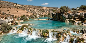 Lagunas de Ruidera en La Mancha: aguas turquesas en cascada sobre terrazas de caliza rodeadas de meseta castellana árida