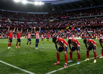 Jugadores del Sporting cabizbachos tras la remontada del Valladolid en la pretemporada, con el estadio lleno al fondo