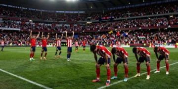 Jugadores del Sporting cabizbachos tras la remontada del Valladolid en la pretemporada, con el estadio lleno al fondo